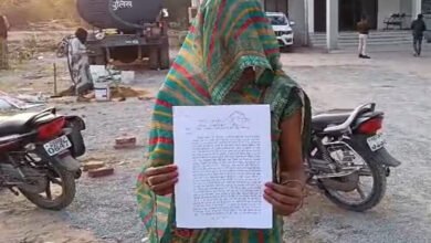 4A 18 रीवा में दो पुलिसवालों ने घर में घुसकर बेटी का रेप किया, शिकायत लेकर एसपी ऑफिस पहुंची मां