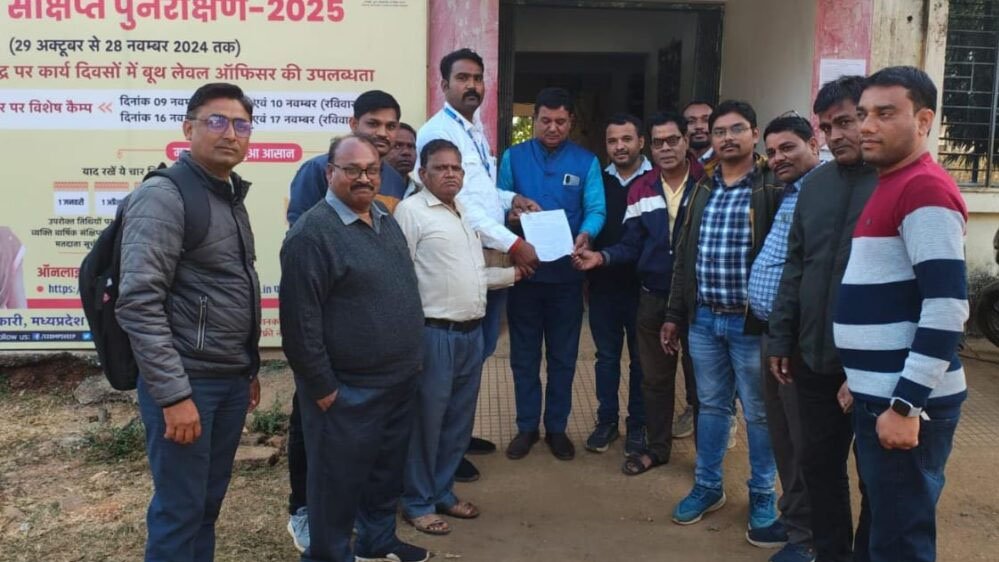 राजस्व अधिकारियों पर हुए हमले के बाद पटवारियों में भय का माहौल, पटवारी संघ का सामूहिक बंद 1 4A 51 राजस्व अधिकारियों पर हुए हमले के बाद पटवारियों में भय का माहौल, पटवारी संघ का सामूहिक बंद