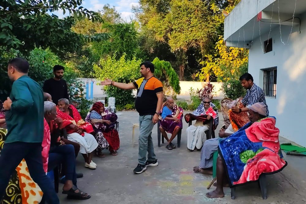 रेत कंपनी अनूपपुर ने बांटे दीन दुखियों को कंबल 1 5A 9 रेत कंपनी अनूपपुर ने बांटे दीन दुखियों को कंबल