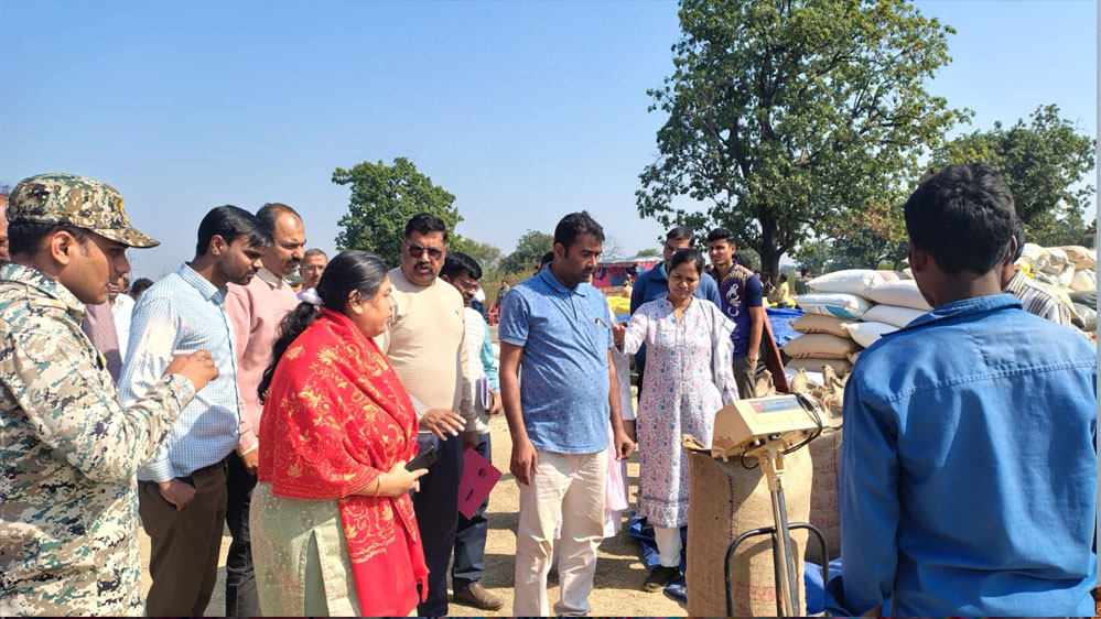 कमिश्नर ने धान उपार्जन केन्द्र छतवई का किया निरीक्षण 1 6A 103 कमिश्नर ने धान उपार्जन केन्द्र छतवई का किया निरीक्षण
