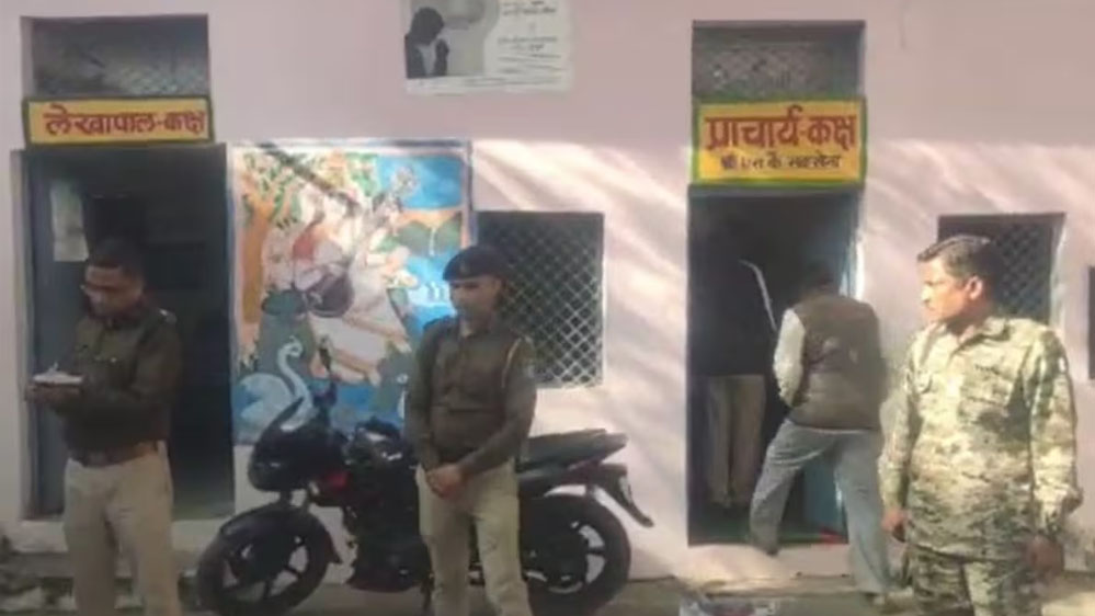 छतरपुर के सरकारी स्कूल के अंदर प्रिंसिपल का मर्डर, छात्र ने सिर में मारी गोली 1 6A 96 छतरपुर के सरकारी स्कूल के अंदर प्रिंसिपल का मर्डर, छात्र ने सिर में मारी गोली