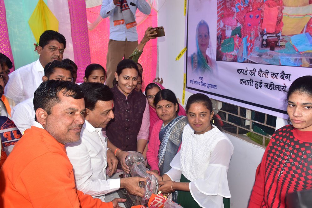 बहनों को आत्मनिर्भर बनाने की दिशा में सराहनीय कदम : उप मुख्यमंत्री देवड़ा 1 9A 99 बहनों को आत्मनिर्भर बनाने की दिशा में सराहनीय कदम : उप मुख्यमंत्री देवड़ा