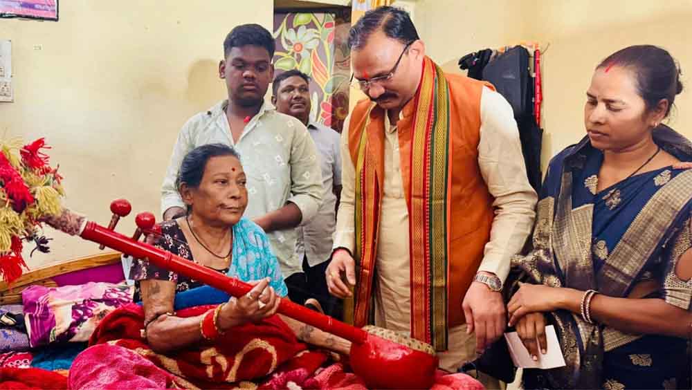 छत्तीसगढ़-दुर्ग में पद्मश्री तीजन बाई के घर पहुंचे स्वास्थ्य मंत्री श्याम बिहारी जायसवाल, हाल जाना और पांच लाख रुपये का दिया चेक 1 Cg 01 1 4 छत्तीसगढ़-दुर्ग में पद्मश्री तीजन बाई के घर पहुंचे स्वास्थ्य मंत्री श्याम बिहारी जायसवाल, हाल जाना और पांच लाख रुपये का दिया चेक