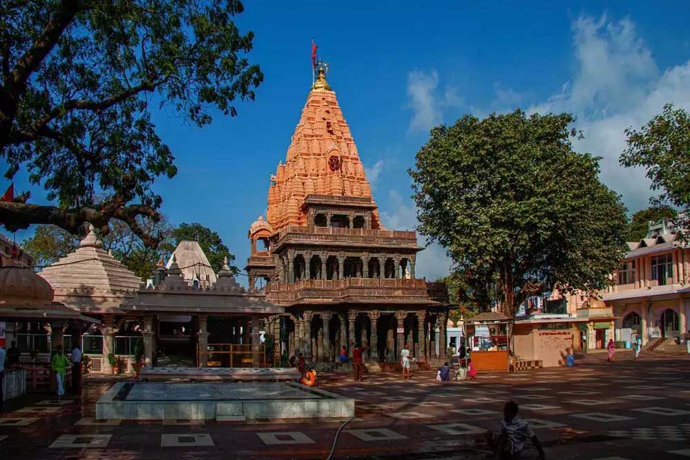 महाकाल में घटी भक्तों की संख्या, साल के आखिरी 5 माह में आए 3.90 करोड़ श्रद्धालु, इस बार 3 करोड़ ही आए 1 Mahakal temple A 51 2 महाकाल में घटी भक्तों की संख्या, साल के आखिरी 5 माह में आए 3.90 करोड़ श्रद्धालु, इस बार 3 करोड़ ही आए