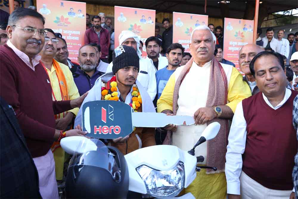 राजस्थान-गृह राज्य मंत्री ने अंत्योदय सेवा शिविर में सौंपी चाबी, मेधावी छात्राओं को 89 तथा दिव्यांगों को 24 स्कूटी का वितरण 1 Rajasthan 01 1 11 राजस्थान-गृह राज्य मंत्री ने अंत्योदय सेवा शिविर में सौंपी चाबी, मेधावी छात्राओं को 89 तथा दिव्यांगों को 24 स्कूटी का वितरण