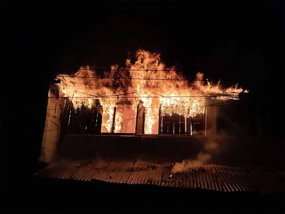 मध्य प्रदेश : सिवनी मालवा में अज्ञात कारणों से मकान में लगी भीषण आग, शादी में शामिल होने गया था परिवार 1 aag मध्य प्रदेश : सिवनी मालवा में अज्ञात कारणों से मकान में लगी भीषण आग, शादी में शामिल होने गया था परिवार