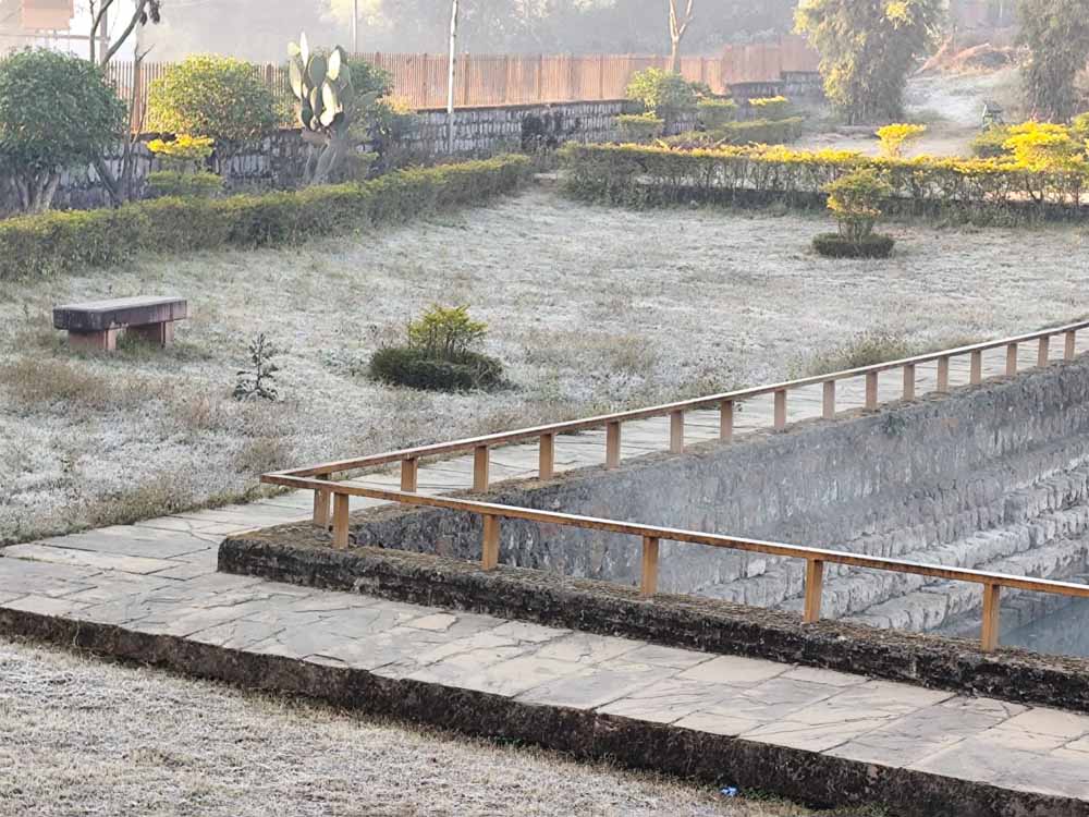 हाड़ कंपा देने वाली ठंड से मध्य प्रदेश का अनूपपुर बेहाल, अमरकंटक में 1 डिग्री पहुंचा तापमान, ओंस रूपी बर्फ जमा 1 amar हाड़ कंपा देने वाली ठंड से मध्य प्रदेश का अनूपपुर बेहाल, अमरकंटक में 1 डिग्री पहुंचा तापमान, ओंस रूपी बर्फ जमा
