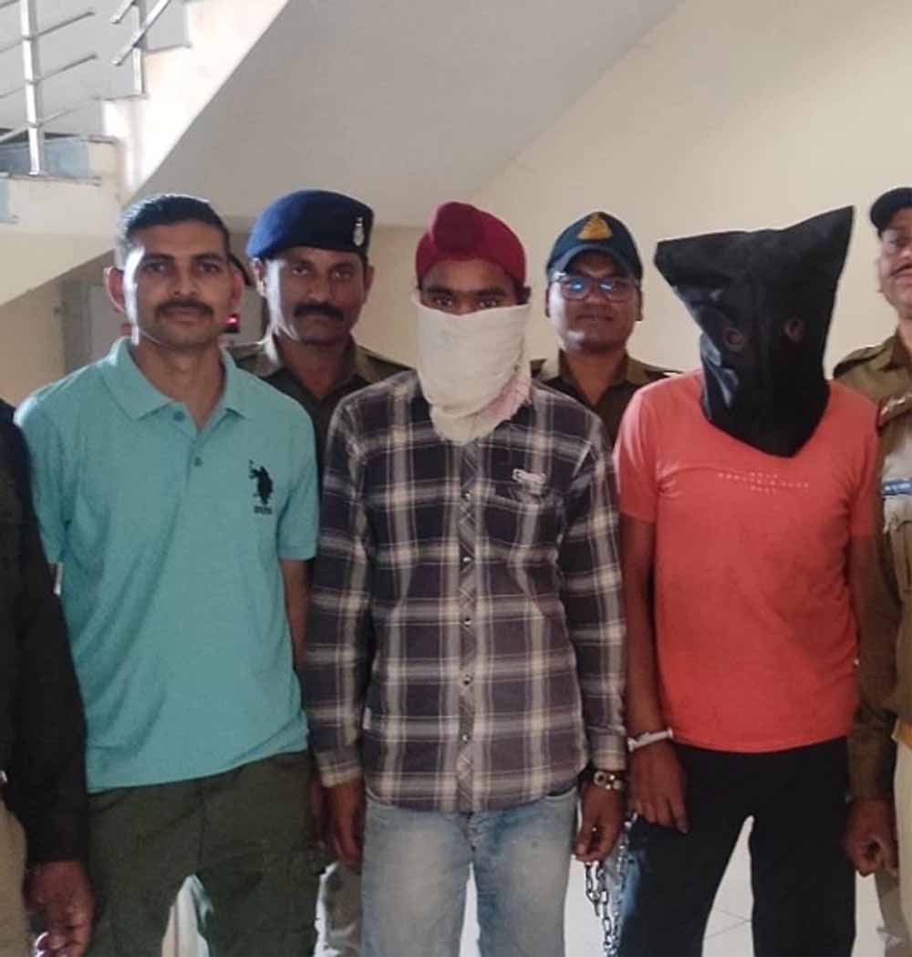 पाचोरी गांव में छापा मार कर पुलिस ने फिर अवैध हथियार बनाने वाली फैक्ट्री पकड़ी, छह पिस्टल सहित 14 हथियार किए बरामद 1 aropi1 1 पाचोरी गांव में छापा मार कर पुलिस ने फिर अवैध हथियार बनाने वाली फैक्ट्री पकड़ी, छह पिस्टल सहित 14 हथियार किए बरामद