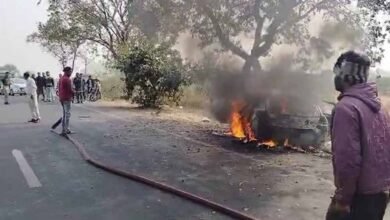 caar खंडवा-इंदौर मार्ग पर एक कार पेड़ से टकराई गई, लगी आग, अंदर बैठे 5 लोग जान बचाकर भागे
