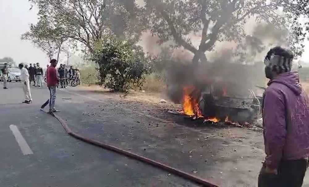 खंडवा-इंदौर मार्ग पर एक कार पेड़ से टकराई गई, लगी आग, अंदर बैठे 5 लोग जान बचाकर भागे 1 caar खंडवा-इंदौर मार्ग पर एक कार पेड़ से टकराई गई, लगी आग, अंदर बैठे 5 लोग जान बचाकर भागे