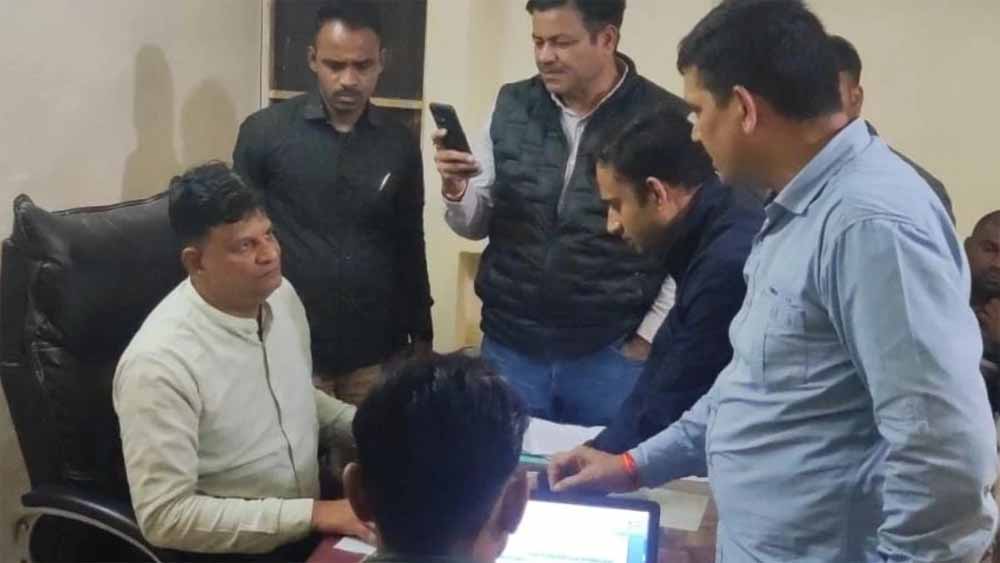 सोनकच्छ तहसीलदार मनीष जैन और उनके कार्यालय के बाबू जय सिंह को लोकायुक्त ने रिश्वत लेते हुए रंगे हाथों पकड़ा 1 devas1 सोनकच्छ तहसीलदार मनीष जैन और उनके कार्यालय के बाबू जय सिंह को लोकायुक्त ने रिश्वत लेते हुए रंगे हाथों पकड़ा