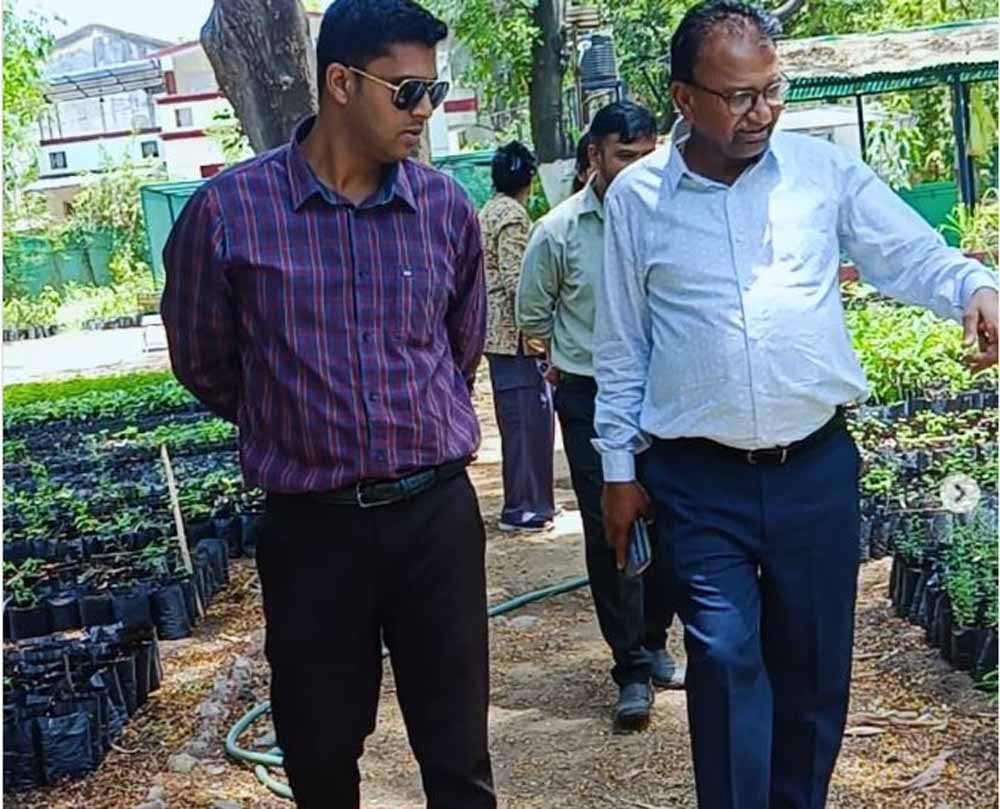 इंदौर के संभागीय वनमंडल अधिकारी महेन्द्र सिंह सोलंकी ने फांसी लगाकर की आत्महत्या 1 dfo इंदौर के संभागीय वनमंडल अधिकारी महेन्द्र सिंह सोलंकी ने फांसी लगाकर की आत्महत्या
