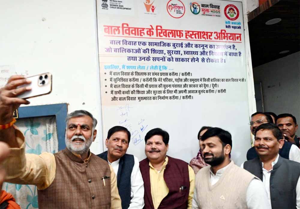 मंत्री पटेल ने बाल विवाह मुक्त भारत की शपथ पर हस्ताक्षर अभियान में सहभागिता की 1 patel 1 मंत्री पटेल ने बाल विवाह मुक्त भारत की शपथ पर हस्ताक्षर अभियान में सहभागिता की