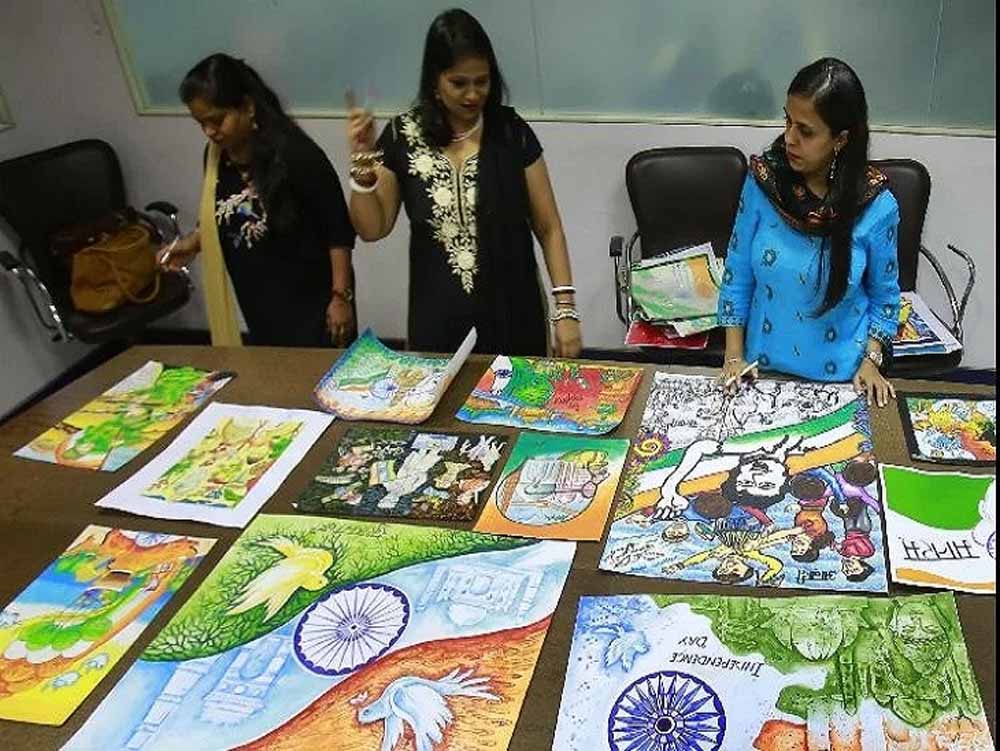 चित्रकला से बच्चों ने जाना ऊर्जा संरक्षण का महत्व, पीएम सूर्यघर मुफ्त बिजली योजना पर उकेरे चित्र 1 penting 3 चित्रकला से बच्चों ने जाना ऊर्जा संरक्षण का महत्व, पीएम सूर्यघर मुफ्त बिजली योजना पर उकेरे चित्र
