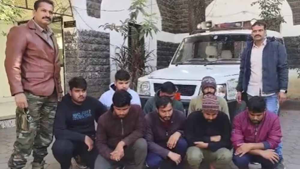 इंदौर क्राइम ब्रांच ने मुखबिर की सूचना के आधार पर छापा मारकर ऑनलाइन गेमिंग सेंटर चलाने वाले आठ लोगों को किया गिरफ्तार 1 sata इंदौर क्राइम ब्रांच ने मुखबिर की सूचना के आधार पर छापा मारकर ऑनलाइन गेमिंग सेंटर चलाने वाले आठ लोगों को किया गिरफ्तार