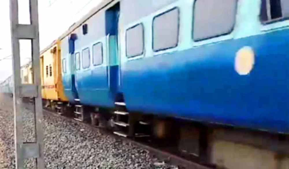 झांसी मंडल में तीसरी लाइन कार्य: भोपाल मंडल से गुजरने वाली 8 ट्रेनों का मार्ग परिवर्तित 1 tren 3 झांसी मंडल में तीसरी लाइन कार्य: भोपाल मंडल से गुजरने वाली 8 ट्रेनों का मार्ग परिवर्तित
