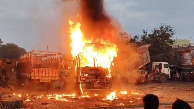 truk शहर के बस स्टैंड पर एक ट्रक में लगी आग, हुआ LPG सिलेंडर में ब्लास्ट, ड्राइवर ने कूद कर बचाई जान