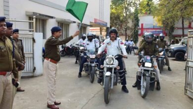 1 1013 सड़क सुरक्षा माह के समापन पर हेलमेट वितरण एवं जागरूकता रैली का हुआ आयोजन