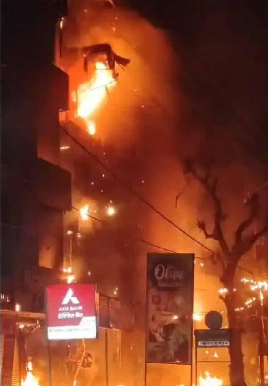 उद्घाटन से पहले ही राख हो गया रेस्टोरेंट, धधकती बिल्डिंग में फंसा था एक कर्मचारी, पुलिस ने बचाई जान 1 1 322 उद्घाटन से पहले ही राख हो गया रेस्टोरेंट, धधकती बिल्डिंग में फंसा था एक कर्मचारी, पुलिस ने बचाई जान