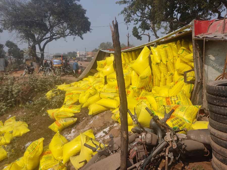 कोहरे के कारण यूरिया से भरा ट्रक पलटा 1 1 481 कोहरे के कारण यूरिया से भरा ट्रक पलटा