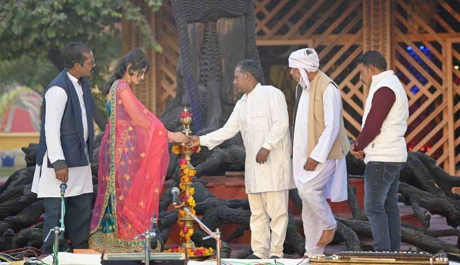 देशज समारोह में हुई बुंदेलखंड जनपद के लोकगीतो की प्रस्तुति 1 1 482 देशज समारोह में हुई बुंदेलखंड जनपद के लोकगीतो की प्रस्तुति