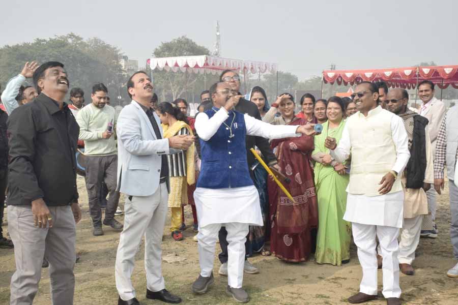 एनसीएल मैदान में आयोजित कार्यक्रम में जन प्रतिनिधियो सहित कलेक्टर ने खेला गुल्ली डंडा का खेला उड़ाया पतंग 1 1 546 एनसीएल मैदान में आयोजित कार्यक्रम में जन प्रतिनिधियो सहित कलेक्टर ने खेला गुल्ली डंडा का खेला उड़ाया पतंग
