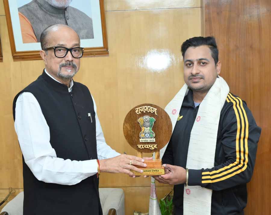 राज्यपाल डेका से पैरा एशिया कप के गोल्ड मेडल विजेता श्री झा ने सौजन्य भेंट की 1 1 561 राज्यपाल डेका से पैरा एशिया कप के गोल्ड मेडल विजेता श्री झा ने सौजन्य भेंट की
