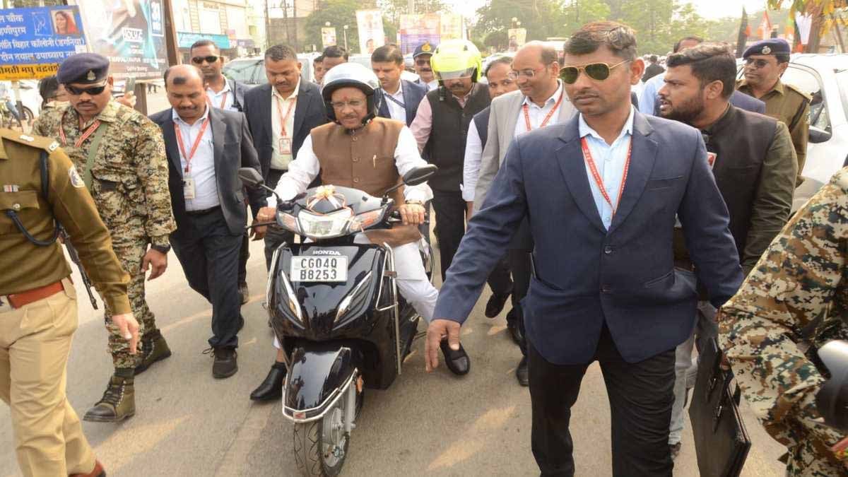 सीएम साय ने हेलमेट लगाकर प्रदेशवासियों को हेलमेट लगाने के प्रति जागरूक होने का दिया संदेश 1 1 601 सीएम साय ने हेलमेट लगाकर प्रदेशवासियों को हेलमेट लगाने के प्रति जागरूक होने का दिया संदेश