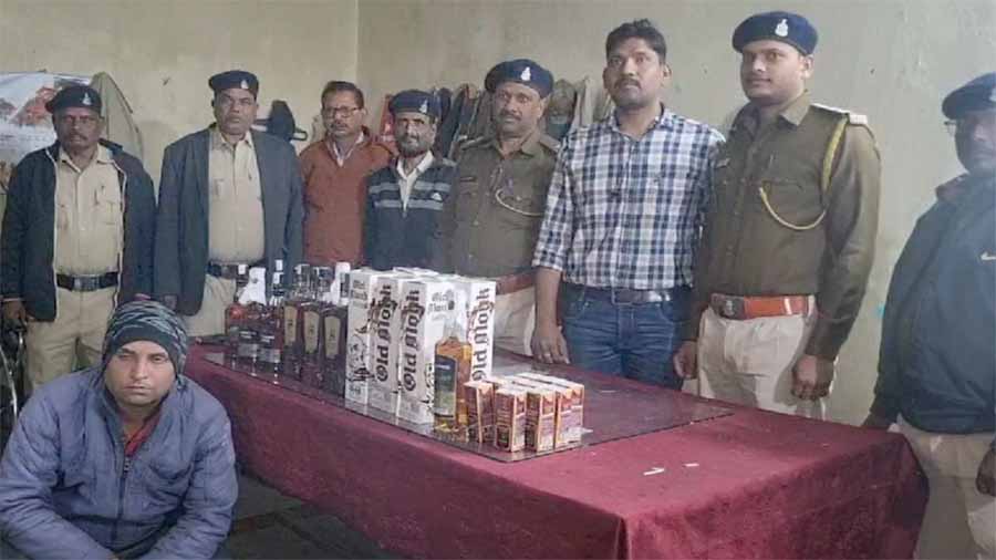 अंबिकापुर में भारी मात्रा में अलग-अलग ब्रांड की शराब के साथ युवक गिरफ्तार 1 1 676 अंबिकापुर में भारी मात्रा में अलग-अलग ब्रांड की शराब के साथ युवक गिरफ्तार