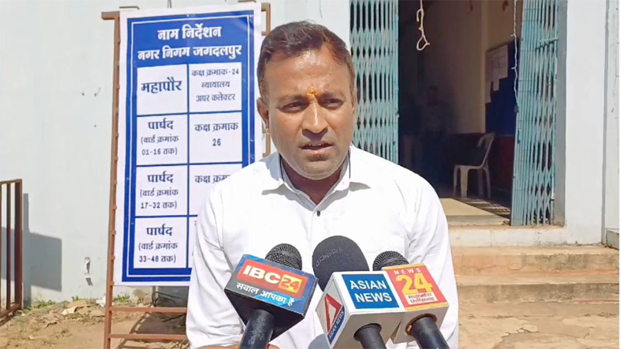 1 951 20 हजार के सिक्के इकट्ठे कर नामांकन फार्म लेने पहुंचा प्रत्याशी