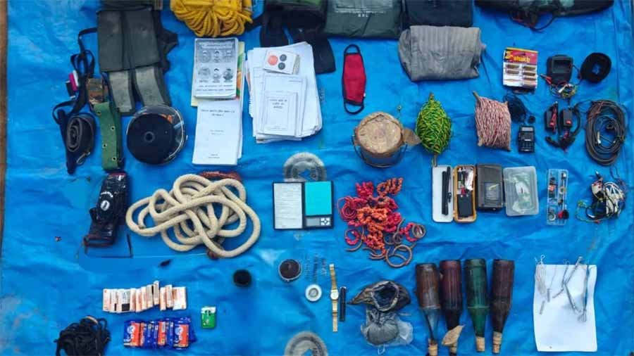 CG News: तुमरेल के जंगल में सुरक्षाबलों को बड़ी सफलता, डेटोनेटर, नक्सली काली वर्दी, IED समेत कई उपकरण जब्त 1 1 982 CG News: तुमरेल के जंगल में सुरक्षाबलों को बड़ी सफलता, डेटोनेटर, नक्सली काली वर्दी, IED समेत कई उपकरण जब्त