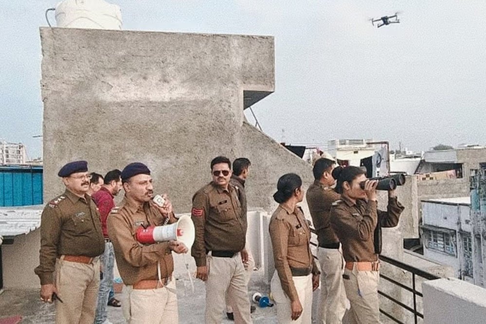 Ujjain में मकर संक्रांति पर चाइना डोर को लेकर पुलिस सख्त, बाजारों में सर्चिंग…छतों पर चलाया गया अभियान 1 13A 59 Ujjain में मकर संक्रांति पर चाइना डोर को लेकर पुलिस सख्त, बाजारों में सर्चिंग…छतों पर चलाया गया अभियान