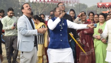 15A 15 एनसीएल मैदान में आयोजित कार्यक्रम में जन प्रतिनिधियो सहित कलेक्टर ने खेला गुल्ली डंडा का खेला उड़ाया पतंग