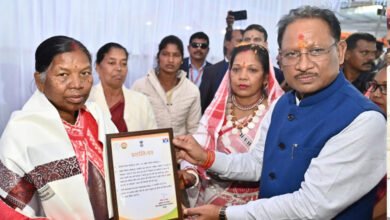 15A 16 रायपुर : मुख्यमंत्री विष्णु देव साय ने सशस्त्र सेना वयोवृद्ध दिवस पर शहीद परिवारों का किया सम्मान