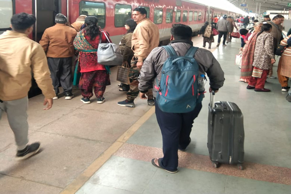 यात्रियों की सुरक्षा और सुविधा के लिए रेलवे की तत्परता: कुशीनगर एक्सप्रेस में कोच बदला गया 1 16A120 यात्रियों की सुरक्षा और सुविधा के लिए रेलवे की तत्परता: कुशीनगर एक्सप्रेस में कोच बदला गया