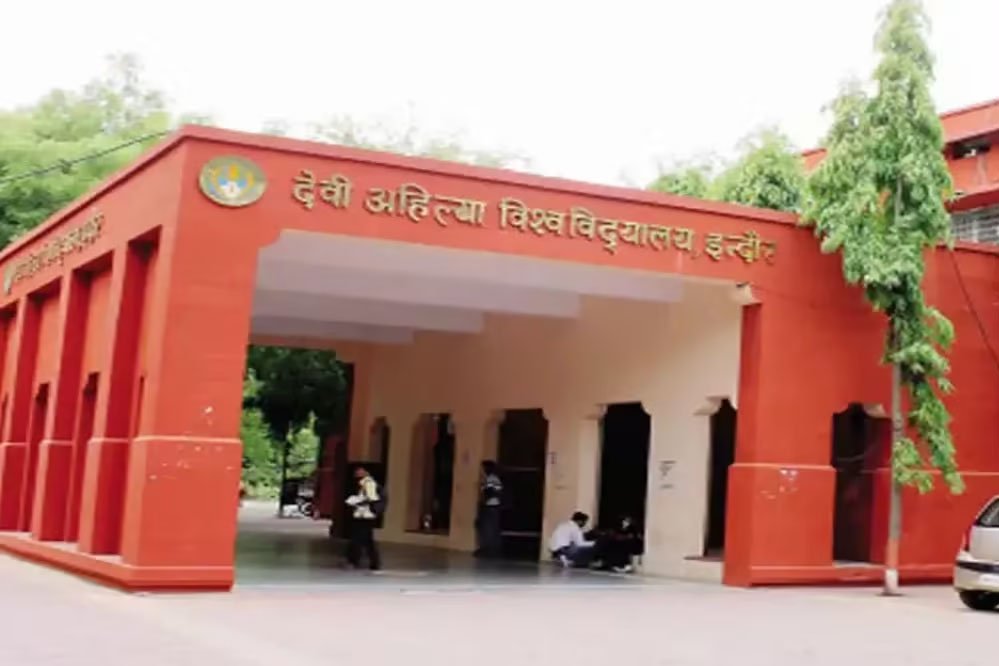 16A74 डीएवीवी का बड़ा फैसला, डिग्री और दस्तावेजों में अब 'इंडिया' नहीं, 'भारत' लिखा जाएगा