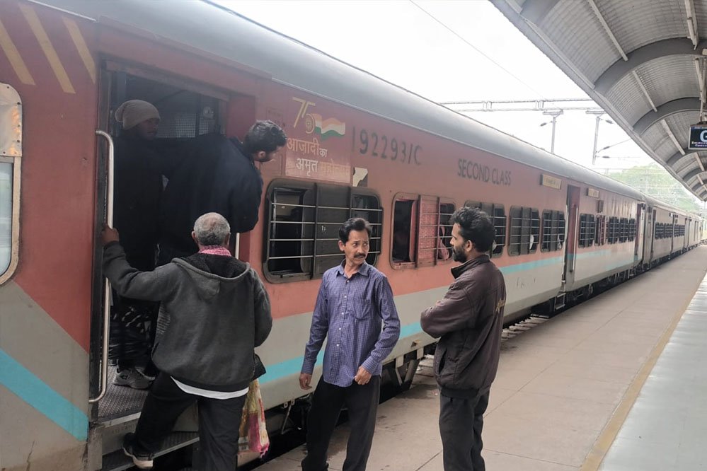 16A94 1500 श्रद्धालुओं को लेकर रवाना हुई भोपाल की पहली कुंभ स्पेशल ट्रेन
