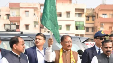 17A 19 रायपुर : वाहन चलाते समय यातायात नियमों का करें अवश्य पालन - मुख्यमंत्री साय वाहन चलाते समय यातायात नियमों का करें अवश्य पालन