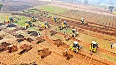 17A 52 गुना में 900 बीघा वनभूमि मुक्त कराने 60 जेसीबी लेकर पहुंचे 400 अधिकारी-कर्मचारी, फसल रौंदकर गड्‌ढे खोदे