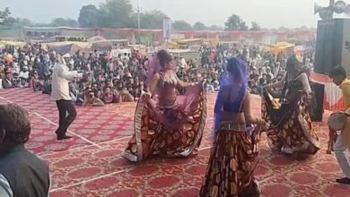 17A 56 बुंदेलखंड का प्रसिद्ध मेले का मुख्य आकर्षण बुंदेलखंड का प्रसिद्ध राई नृत्य, राई नृत्य देखने पहुंचे पशुपालन मंत्री पटेल