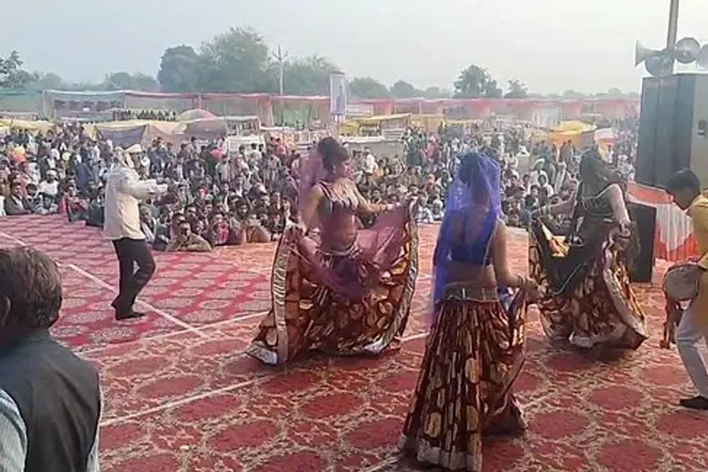 बुंदेलखंड का प्रसिद्ध मेले का मुख्य आकर्षण बुंदेलखंड का प्रसिद्ध राई नृत्य, राई नृत्य देखने पहुंचे पशुपालन मंत्री पटेल 1 17A 56 बुंदेलखंड का प्रसिद्ध मेले का मुख्य आकर्षण बुंदेलखंड का प्रसिद्ध राई नृत्य, राई नृत्य देखने पहुंचे पशुपालन मंत्री पटेल