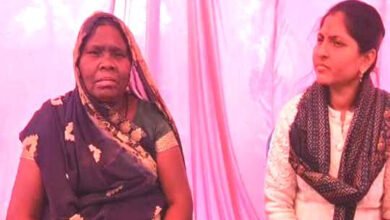 1A 26 मुख्यमंत्री जन कल्याण शिविर में आवेदन करते हुए स्वीकृत हुई रामबाई को इंदिरा गांधी वृध्वस्था पेंशन