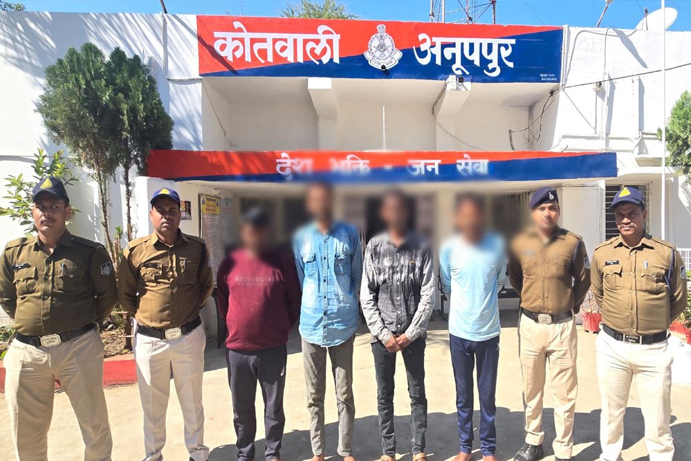 Jabalpur News: कोतवाली अनूपपुर पुलिस ने रात्रि काम्बिंग गश्त में 08 फरार वारंटी गिरफ्तार, निगरानी व गुंडा बदमाशों की चेकिंग 1 1A 62 1 Jabalpur News: कोतवाली अनूपपुर पुलिस ने रात्रि काम्बिंग गश्त में 08 फरार वारंटी गिरफ्तार, निगरानी व गुंडा बदमाशों की चेकिंग