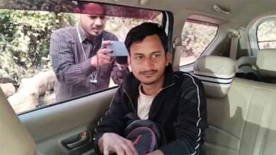 2 234 मुंबई पुलिस के अधिकारी सैफ पर हमले के संदेही को छोड़कर लौटी वापस