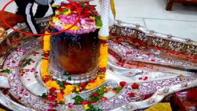 20A 52 उज्जैन महाकाल मंदिर गर्भगृह में युवक ने किया प्रवेश, कर्मचारियों को नोटिस, दो गार्ड भी हटाए गए