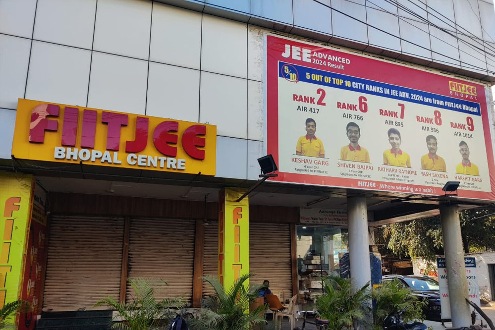 भोपाल : FIITJEE कोचिंग पर लगा ताला लटका, सेंटर ने पेरेंट्स को फीस वापस करने से किया इनकार 1 22A 18 भोपाल : FIITJEE कोचिंग पर लगा ताला लटका, सेंटर ने पेरेंट्स को फीस वापस करने से किया इनकार