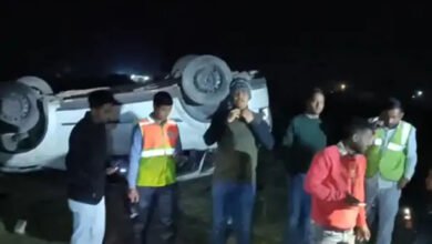 22A 22 महाकुंभ से लौट रहे पांच दोस्तों की कार अनियंत्रित होकर 20 फीट गहरी खाई में गिरी,एक की मौत, 3 घायल