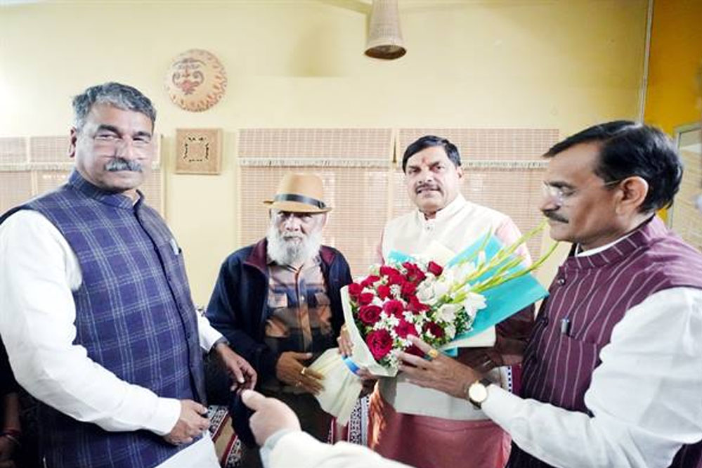Bhopal News: मुख्यमंत्री डॉ. यादव ने पद्मके लिए नामांकित भट्टी के निवास पहुँचकर शुभकामनाएँ दीं 1 27A11 Bhopal News: मुख्यमंत्री डॉ. यादव ने पद्मके लिए नामांकित भट्टी के निवास पहुँचकर शुभकामनाएँ दीं