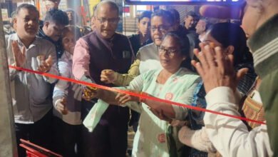 27A37 MP News: नगर पालिका अध्यक्ष ने 64 विधुत पोल लगा कर एल ई डी लाइट की व्यवस्था कर दीप प्रज्ज्वलित कर शुभारंभ