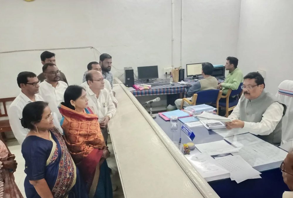 निगम चुनाव में पार्षद पद के लिए भाजपा व कांग्रेस के महापौर प्रत्याशी ने दाखिल किया नामांकन 1 28A 88 निगम चुनाव में पार्षद पद के लिए भाजपा व कांग्रेस के महापौर प्रत्याशी ने दाखिल किया नामांकन